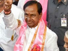 విశాఖపట్నంకు కేసీఆర్, రోడ్డంతా గులాబీ ఫ్లెక్సీలు, తోరణాలు: థర్డ్ ఫ్రంట్ కోసం మూడ్రోజులు బిజీ