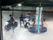 వైరల్ : పెట్రోల్ బంక్ లో చోరీ.. కత్తితో దోపిడి దొంగల వీరంగం