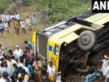 కల్వర్ట్ నుంచి వాగులోకి... స్కూల్ బస్సు బోల్తా, 20 మందికి గాయాలు