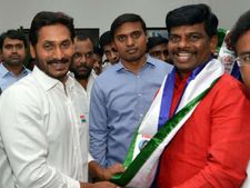 మీసం మెలేసాడు : వైసిపి లో చేరిన పోలీసు మాధ‌వ్ : సీటు ఖాయ‌మేనా..!
