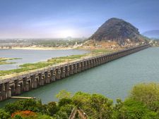 ఒకే వేదిక మీద‌కు ఇద్ద‌రు బ‌ద్ద శ‌త్రువులు..! ర‌స‌వ‌త్త‌రంగా మార‌నున్న బెజ‌వాడ రాజ‌కీయం..!!