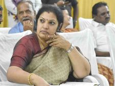 త్రిశంఖు స్వ‌ర్గంలో  చిన్న‌మ్మ..! రాజ‌కీయ అడుగులు ఎటువైపో..!! 