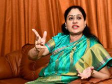 జ‌గ‌న్‌-వ‌ప‌న్ ల‌ను క‌ల‌ప‌ట‌మే కెసీఆర్ అజెండా:ప‌వ‌న్ ఉచ్చులో ప‌డ‌క‌పోవ‌చ్చు:విజ‌య‌శాంతి 