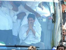 జ‌గ‌న్ స‌మ‌ర‌శంఖం : బ‌స్ యాత్ర ర‌ద్దు : త‌ట‌స్థ ఓట‌ర్ల కోసం ఇలా..!