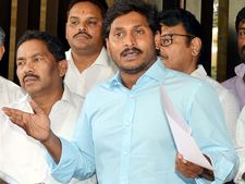 ఎన్నికలయ్యే దాకా జగన్ అక్రమాస్తుల కేసు తొక్కిపెట్టే యత్నం: సీబీఐని లాగి వర్ల సంచలనం