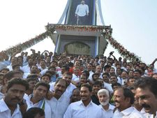 ఇచ్చాఫురంలో పైలాన్ ఆవిష్కరణ: భానుచందర్‌ను పార్టీలోకి ఆహ్వానించిన జగన్
