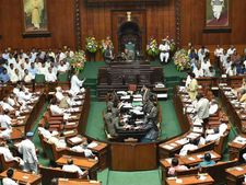 దడ పుట్టించిన కాంగ్రెస్ ఎమ్మెల్యేలు సభకు హాజరు.. రాజీనామాకు ఇప్పటికీ రెడీ 