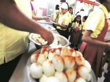 మధ్యాహ్న భోజనంలో మాయమైన గుడ్డు..!
