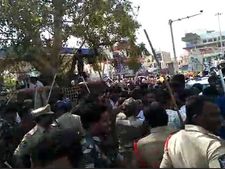 టిడిపి-వైసిపి కార్య‌క‌ర్త‌ల ఘ‌ర్షణ : రాళ్లు..చెప్పుల తో దాడి : కార్య‌క‌ర్త ఆత్మ‌హ‌త్యా య‌త్నం..!