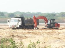 షాకింగ్ ... పోలీసులపై దాడికి తెగబడ్డ ఇసుకమాఫియా .. ఒకరికి గాయాలు 