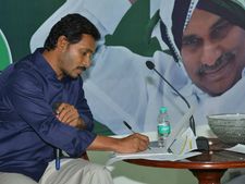జ‌గ‌న్ ఆత్మ‌ర‌క్ష‌ణ‌లో ప‌డ్డారా : ఆ ఆరోప‌ణ‌లు నిరాధారం: 35 మంది కాదు..ఇద్ద‌రే..!