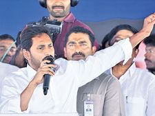 అన్నొస్తున్నాడని చెప్పండి.. సీఎంను అవుతా..: జగన్, లగడపాటి సర్వే, ఈనాడు పత్రికపై నిప్పులు
