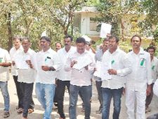 అనుకున్నట్టే అయ్యింది..! నిజామాబాద్ లో బ్యాలెట్ ఫైట్..! త‌గ్గ‌ని రైతులు..!! 