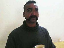పాక్ నుంచి అభినందన్ వస్తే విశాఖ వస్తావా, కనిపిస్తే కొడతావేమో: మోడీపై చంద్రబాబు