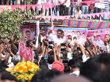 జై కేటీఆర్ నినాదాలు.. సర్వమత పెద్దల ఆశీర్వచనాలు.. గులాబీమయంగా కరీంనగర్
