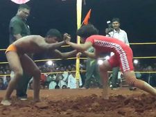 ఆడపిల్ల కాదు ఆడపులి.. కుస్తీ పోటీల్లో పురుషులతో తలపడి సత్తా చాటిన బాలిక 