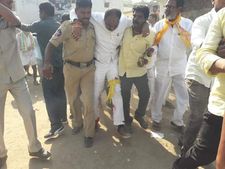  టిడిపి అభ్య‌ర్ది పై దాడి: గాల్లోకి కాల్పులు : మ‌ంత్రాల‌యం లో టెన్ష‌న్‌..!