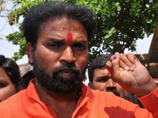 రాజీనామాలకు ఎమ్మెల్యేలు క్యూ, బాంబు పేల్చిన బళ్లారి శ్రీరాములు, సంకీర్ణ ప్రభుత్వానికి షాక్, బీజేపీ !