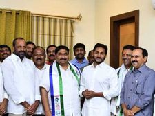 వైసిపి లో చేరిన మోదుగుల‌: త‌న్నులు తిన్నా గుర్తించ‌లేదు : గుంటూరు ఎంపీగా బ‌రిలోకి..!