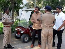 ఫీజుల మంట: రూ.25 కోట్లు బకాయిలు: మోహన్ బాబును రోడ్డెక్కనివ్వని పోలీసులు: హౌస్ అరెస్ట్!