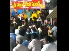  నారా లోకేష్ కు తృటిలో తప్పిన ప్రమాదం: ఊడి పడ్డ హోటల్ బోర్డు