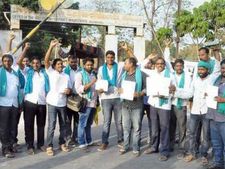 బ్యాలెట్ వార్ కు బారులు తీరిన  రైతులు ... నిజామాబాద్ లో ఉత్కంఠ పోరు  