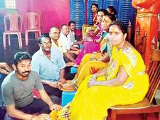 భార్యల పాదపద్మముల సాక్షిగా మహిళా దినోత్సవం.. ఎక్కడో కాదు వైజాగ్ లోనే 