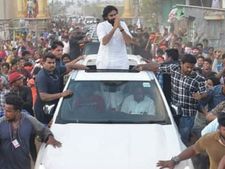 పవన్ సభలో అపశృతి: వాహనం నుంచి పొగలు...వెంటనే వాహనం దిగిన జనసేనాని