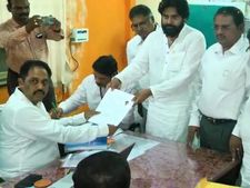  జ‌గ‌న్ జాతకం ఈడి ద‌గ్గ‌ర ఉంది : జెడి ప‌దేళ్ల క్రిత‌మే బిగించేసారు: ప‌వ‌న్ నామినేష‌న్ దాఖ‌లు