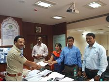 తెలంగాణ పోలీసుల‌ను ఆశ్ర‌యించిన వివేకా కుమార్తె : ఏమ‌ని ఫిర్యాదు చేసారంటే..!