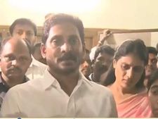 గొడ్డలితో అతికిరాతంగా హత్యచేశారు...సీబీఐతో విచారణ జరిపించాలి: జగన్