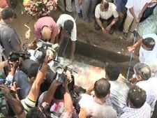 రాజారెడ్డి ఘాట్ లో వివేకానంద రెడ్డి అంత్యక్రియలు ... కన్నీటి వీడ్కోలు పలికిన అభిమానులు 