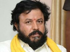 దెందులూరు లో ఉద్రిక్త‌త : చింత‌మ‌నేని ని తోసేసిన కానిస్టేబుల్ :  వైసికి కార్య‌క‌ర్త‌ల‌తో వాగ్వాదం..!