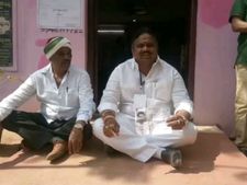 మెదక్ కాంగ్రెస్ అభ్యర్థి పోలింగ్ బూత్ వద్ద ధర్నా