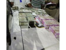 సిమెంట్ లారీలో నోట్ల కట్టలు