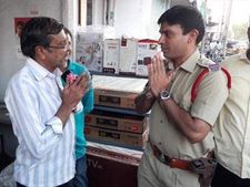 పోలీసుల్లో ఇలాంటి సీఐ వేరయా..! దండాలు, గులాబీలతో గాంధీమార్గం