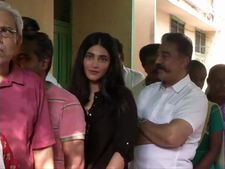  ఓటు వేసిన సూపర్ స్టార్స్: పోలింగ్ కేంద్రం వద్ద కుమార్తెతో కలిసి వరుసలో నిల్చుని..!