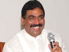 లగడపాటి సైలెంట్‌గా లేడు..  సర్వే చేస్తున్నాడు ! ఫలితాలు చెప్పే డేట్ కూడా ఫిక్స్ చేశాడు 