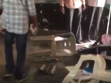 పోలింగ్ బూత్ లో కుర్చీలతో కొట్టుకున్నారు: టీడీపీ, వైఎస్ఆర్సీపీ కార్యకర్తల ఘర్షణ: లాఠీఛార్జీ!