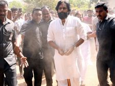 పోలింగ్ బూత్ వద్ద పవన్ కళ్యాణ్ సెక్యూరిటీ ఓవర్ యాక్షన్ ... పవన్ పై పెద్దఎత్తున ట్రోల్స్ 
