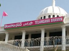 కారు ఫుల్ అయింది .. లొల్లీ మొదలైంది ! టీఆర్ఎస్‌లో రోడ్డెక్కిన టికెట్ల పంచాయితీ.. సూసైడ్ అటెంప్ట్ !