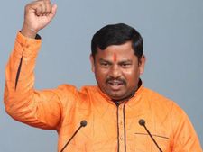 మోడీని చీప్ ప్రధాని అంటారా?.. నువ్వొక జోకర్.. కేసీఆర్‌పై రాజాసింగ్ సెటైర్లు