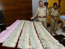కోటిన్నర కొల్లగొట్టిన కేటుగాళ్లు..! బెడిసికొట్టిన డెకాయిట్ ఆపరేషన్
