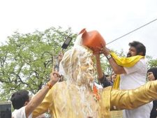 హిందూపురంలో బాల‌కృష్ణ‌! తండ్రి విగ్ర‌హానికి పాలాభిషేకం! గెలిచిన త‌రువాత తొలిసారి!