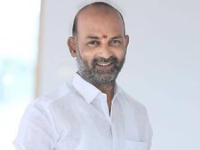  కరీం నగర్ లో వికసించిన కమలం .. వినోద్ కుమార్ పై బండి సంజయ్ ఘన విజయం 
