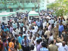 5 లక్షల పరిహారం, డబుల్ బెడ్ రూం ఇవ్వండి : మృతదేహలతో రామాపురం వాసుల డిమాండ్