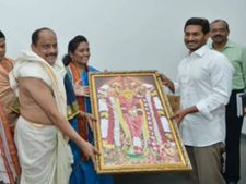 కాబోయే ముఖ్య‌మంత్రికి టీటీడీ అర్చకుల ఆశీర్వ‌చ‌నాలు!