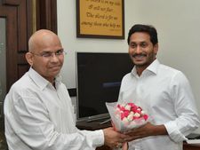 వైఎస్ జ‌గ‌న్‌తో ఎన్నిక‌ల అధికారి ద్వివేదీ భేటీ