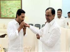 జ‌గ‌న్‌కు కేసీఆర్ గ్రాండ్ వెల్‌కం : ప‌్రమాణ స్వీకారానికి కేసీఆర్ హాజ‌రు : గ‌వ‌ర్న‌ర్‌తో సుదీర్ఘ భేటీ