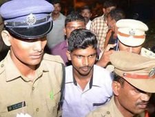  జగన్‌పై దాడి కేసులో నోరు విప్పిన కోడి కత్తి శ్రీను : అది ప్రమాదమే.. నన్ను కాపాడింది జగనే!